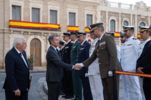 Alberto Núñez Feijóo saludando a autoridades en el Día de Melilla
