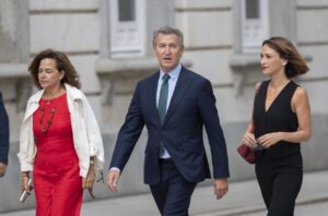 Alberto Núñez Feijóo caminando con otros miembros del PP en un evento político.