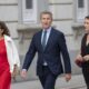 Alberto Núñez Feijóo caminando con otros miembros del PP en un evento político.