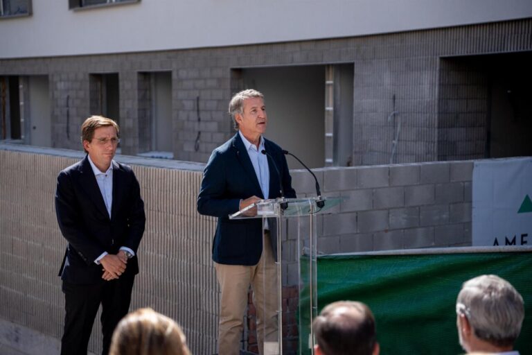Alberto Núñez Feijóo hablando sobre la nacionalidad en un evento público.