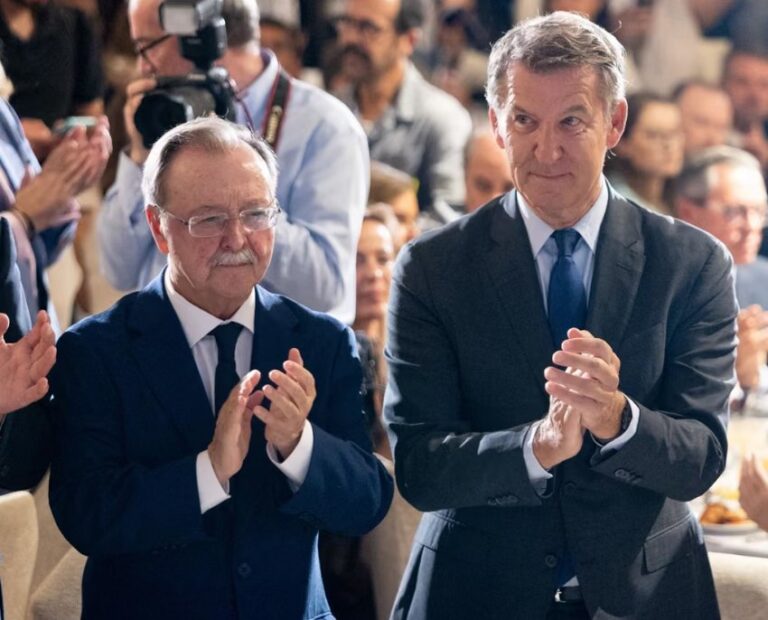 Alberto Núñez Feijóo y Juan Jesús Vivas aplaudiendo en un evento