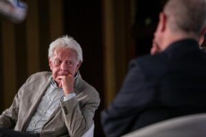 Felipe González reflexionando durante un evento en Madrid