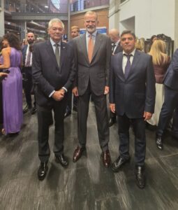 Felipe VI con Antonio Sierras y Alfonso Conejo en un evento