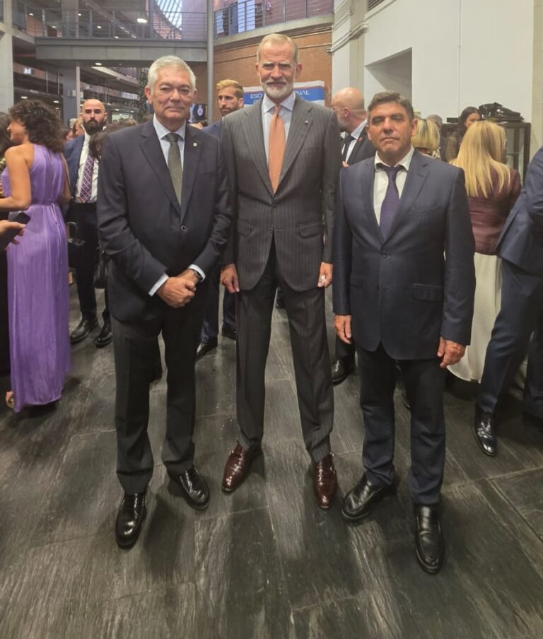 Felipe VI con Antonio Sierras y Alfonso Conejo en un evento
