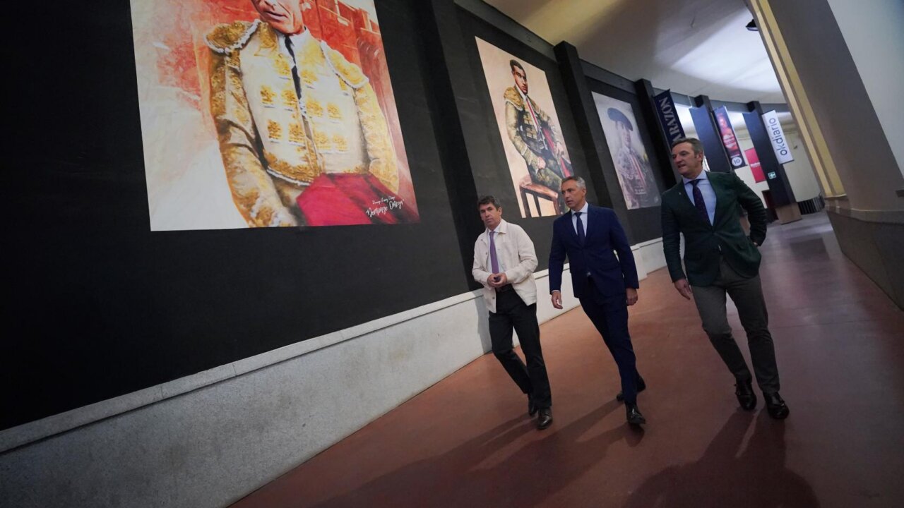 Feria Taurina de Otoño en Madrid - MelillaHoy Tres hombres caminando en una galería con pinturas taurinas