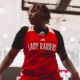 Jugadora de baloncesto con uniforme de Lady Raiders en acción
