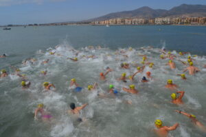 Nadadores compitiendo en aguas abiertas en Melilla durante la Copa de España