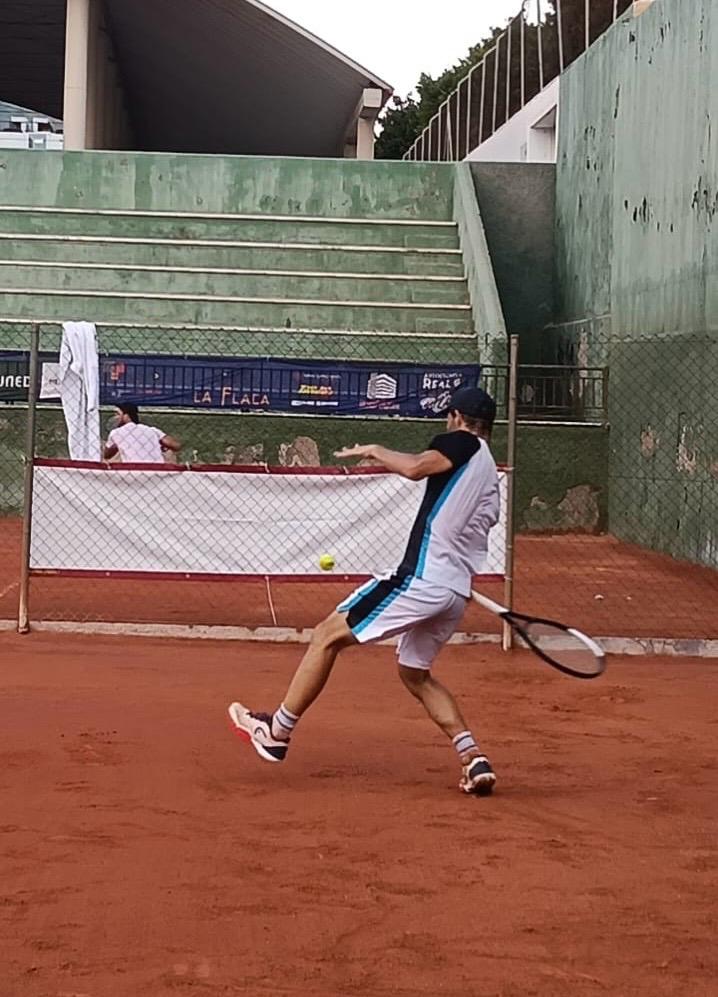 Jugador de tenis en acción durante la final del torneo en Melilla