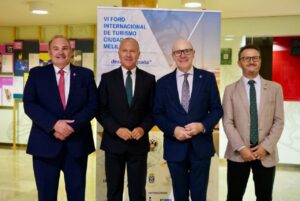 Cuatro hombres posando en el VI Foro Internacional de Turismo en Melilla