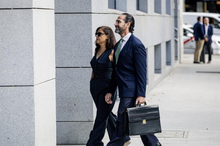 Ana María Fuentes y un abogado caminando hacia un tribunal