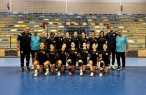 Equipo del Club Balonmano T-Maravilla Melilla en una foto grupal