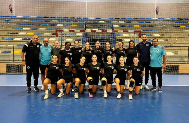 Equipo del Club Balonmano T-Maravilla Melilla en una foto grupal