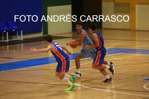Jugadores de baloncesto en un partido de pretemporada