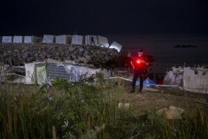 Policía en Ceuta revisando campamentos de migrantes en la noche
