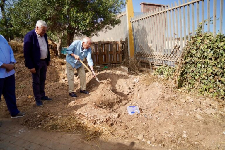 El presidente de Melilla colocando la primera piedra del cementerio de mascotas