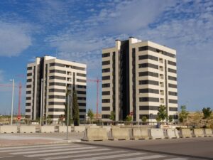 Edificios de apartamentos modernos en una zona urbana