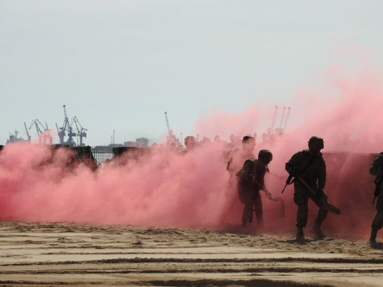 Soldados del Regimiento de Ingenieros en exhibición con humo rosa en la playa.