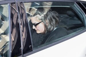 Hijas de Zapatero entrando a un coche tras declarar en un caso judicial