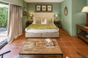 Habitación del Hotel Boutique Pinar con cama y decoración acogedora