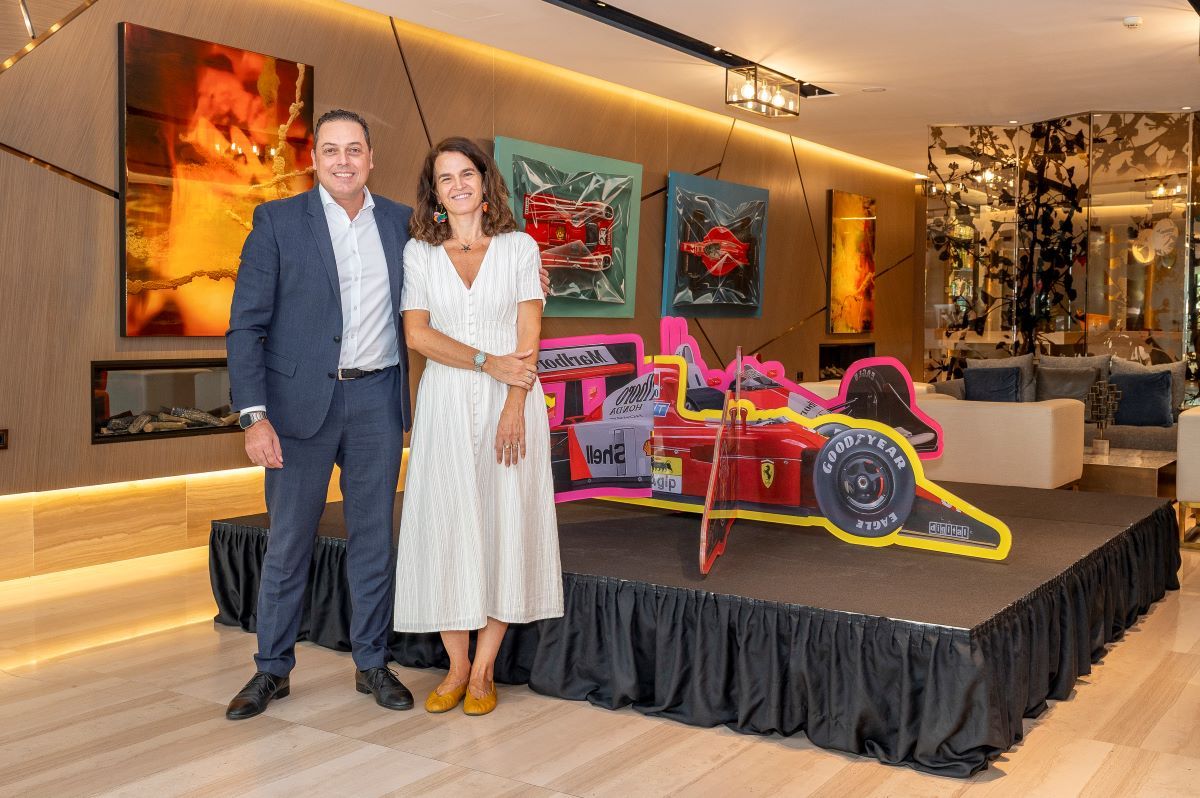 Personas posando junto a un coche de Fórmula 1 en un hotel de Madrid