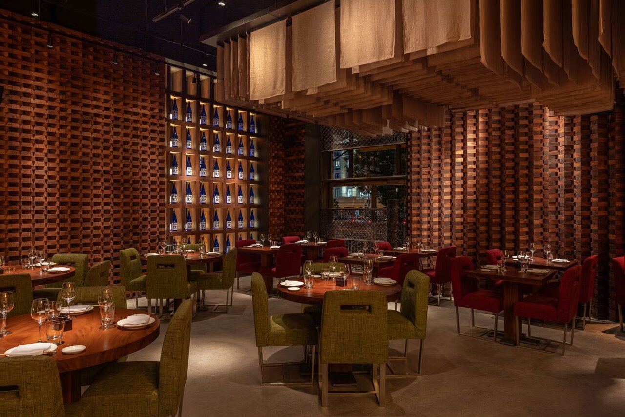 Interior del restaurante Zuma en Madrid, con mesas y decoración moderna