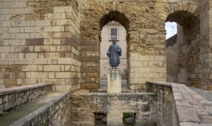 Estatua de Ibn Hazm en Córdoba, rodeada de arquitectura histórica