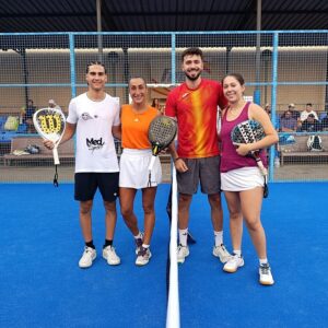 Cuatro jugadores posando en la cancha de pádel durante el torneo mixto