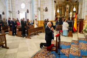 El presidente de Melilla, Juan José Imbroda, orando en la iglesia.