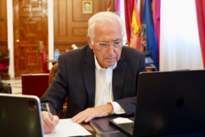 Juan José Imbroda participando en una reunión telemática sobre innovación en Melilla