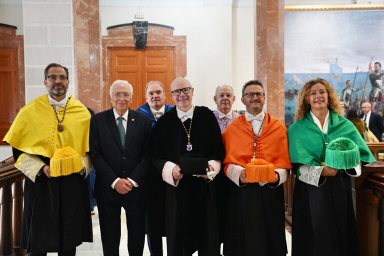 Inauguración del curso académico en el campus universitario de Melilla con autoridades y académicos.
