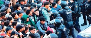Agentes de policía enfrentándose a una multitud durante la crisis en Ceuta.