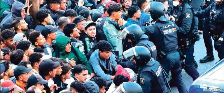 Agentes de policía enfrentándose a una multitud durante la crisis en Ceuta.