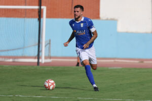 Isma Armenteros corriendo con el balón en el campo de fútbol