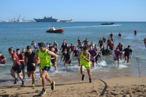 Corredores participando en el IX Desafío Melilla en la playa