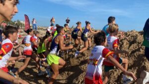 Participantes corriendo en el IX Desafío Melilla sobre obstáculos