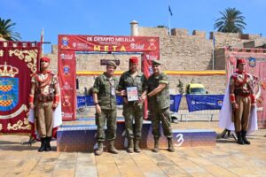 Participantes del IX Desafío Melilla recibiendo premios en la meta