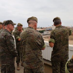El JEMAD y militares observando la ciudad de Melilla