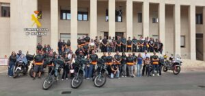 Grupo de moteros y Guardia Civil en Melilla durante jornada de convivencia