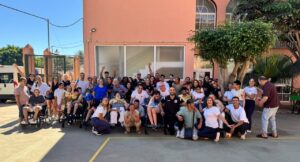 Grupo de personas sonriendo en una jornada de deporte y convivencia en Melilla