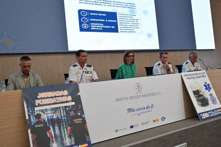 Mesa de ponentes en jornadas sobre seguridad para personal sanitario en Melilla