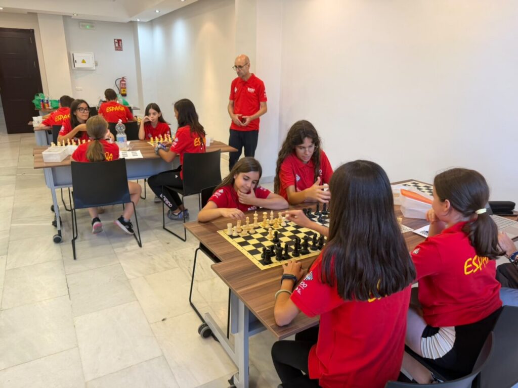 Jóvenes ajedrecistas españoles participando en jornadas de tecnificación en Melilla