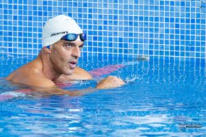 Juan Potous nadando en una piscina durante su entrenamiento