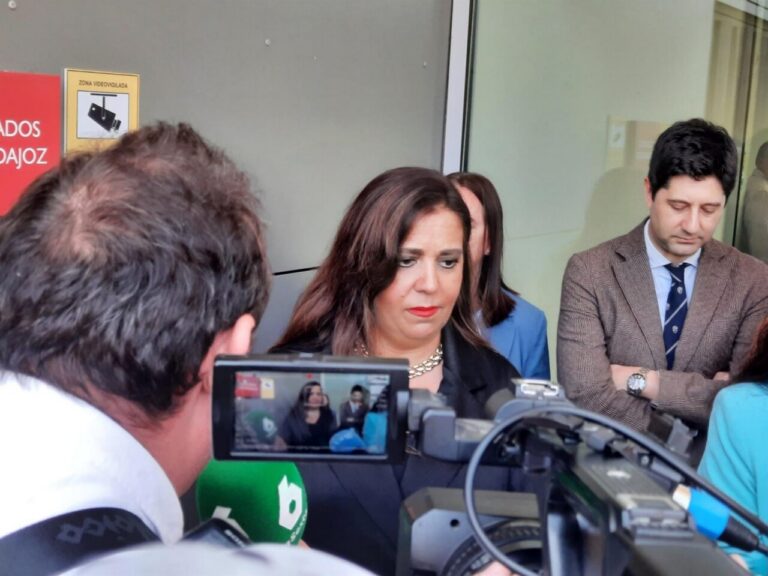 Beatriz Biedma, jueza investigando el caso Leire Díez, rodeada de cámaras.