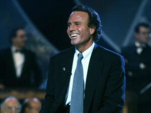 Julio Iglesias sonriendo en un programa de televisión