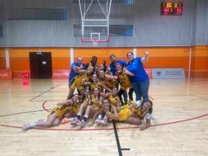 Jugadoras de La Salle Nacional celebrando su victoria en el baloncesto