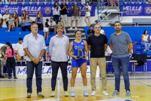 Entrega de trofeo en el Memorial Javier Imbroda con jugadoras y directivos.