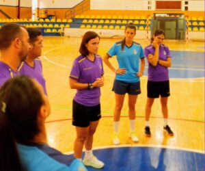 Leti Cortés dirigiendo a su equipo en el entrenamiento de fútbol sala
