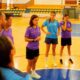 Leti Cortés dirigiendo a su equipo en el entrenamiento de fútbol sala