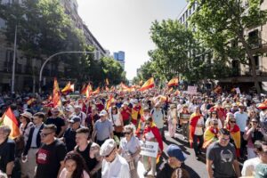 Multitud de personas marchando con banderas en Madrid para apoyar a Ceuta