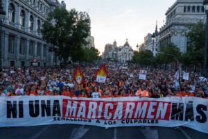 Multitudinaria marcha por la vivienda con pancartas y participantes